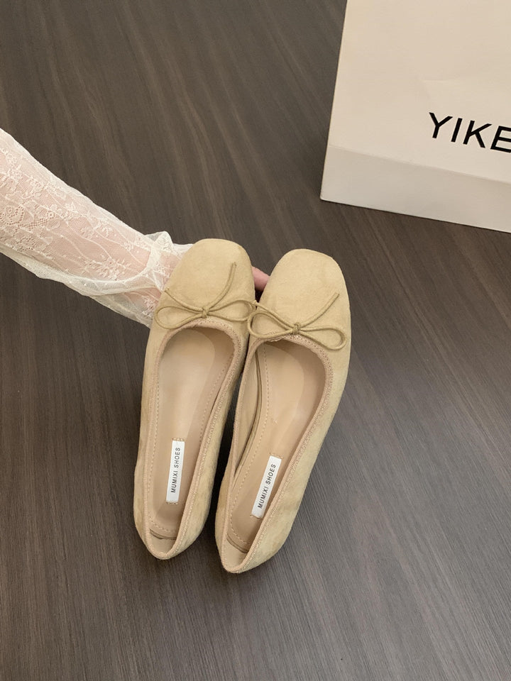 Classic women's ballerinas, comfortable flat shoes with a charming delicate bow for daily style.
