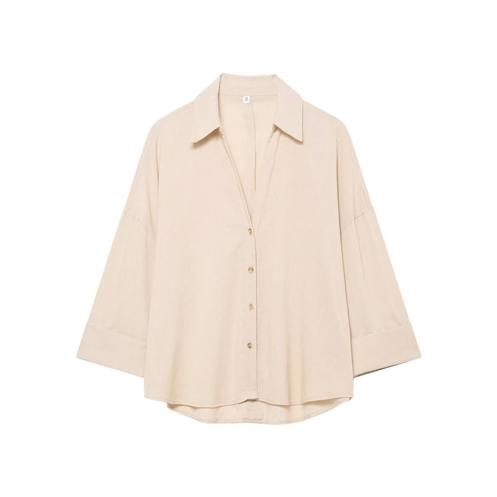 Women's loose-fit long-sleeve button-down blouse. Chic casual top for versatile spring fashion.