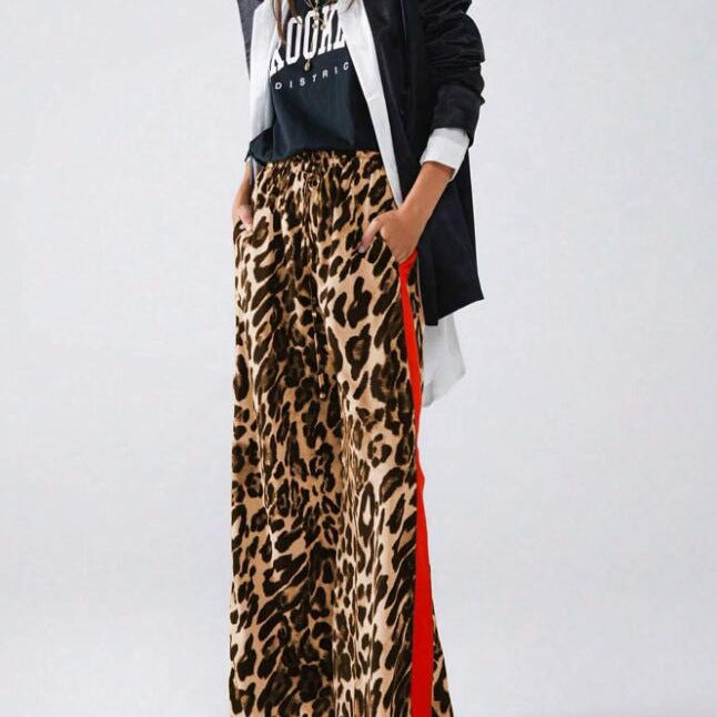 Stylish women's leopard print wide-leg pants, perfect for casual or fashionable outfits. Comfortable loose fit with stripe.