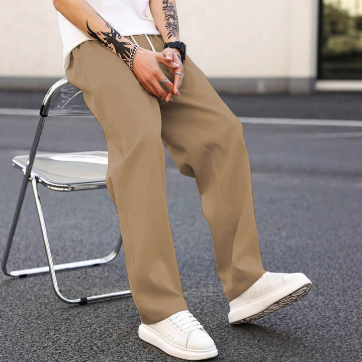 Modern men's casual pants, relaxed fit with an elastic waist. Ideal for comfortable leisure activities.