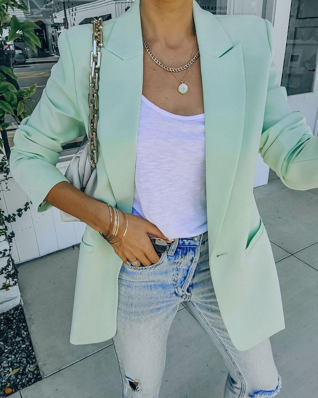 Stylish women's oversized structured blazer with functional pockets, ideal for office wear or chic casual outfits.