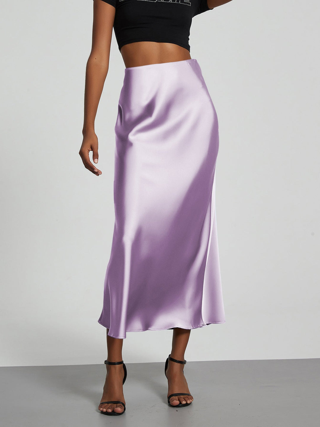 Feminine women's maxi skirt with an elegant flowing design, suitable for any event.