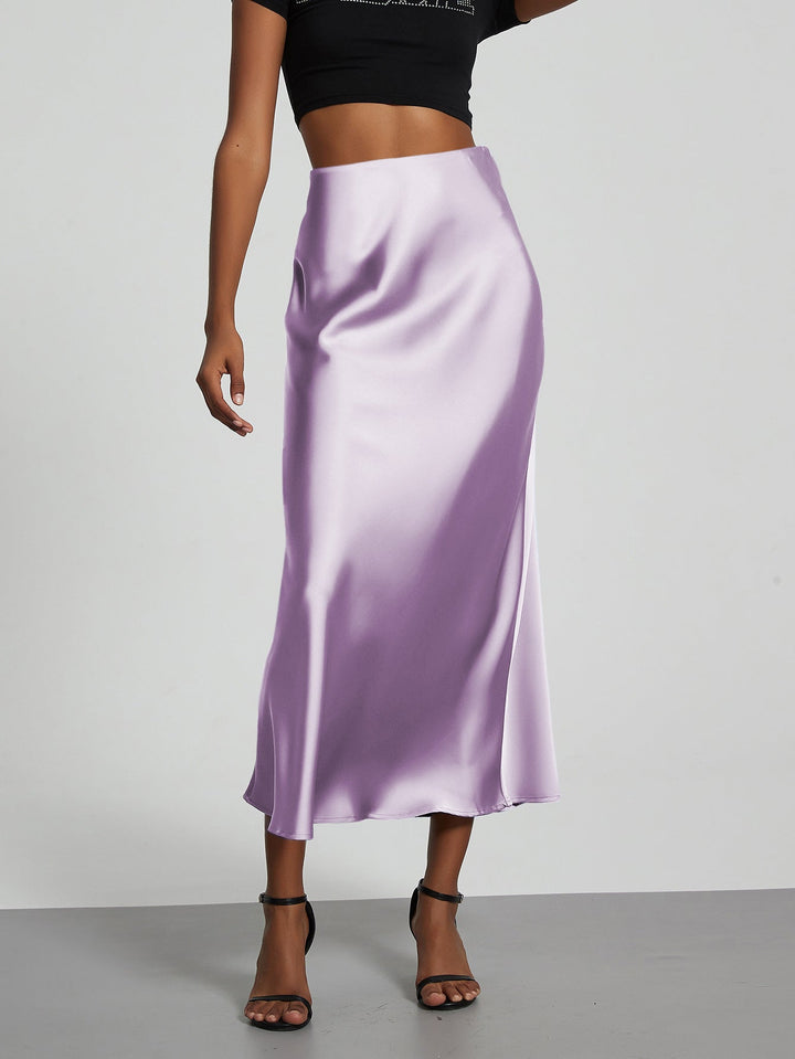 Feminine women's maxi skirt with an elegant flowing design, suitable for any event.