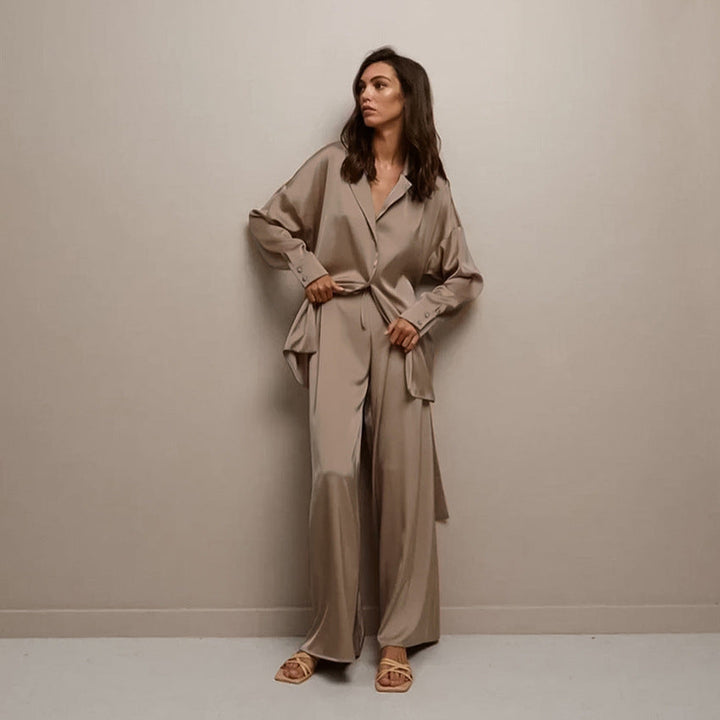 Women's elegant loose fit two-piece suit, designed for comfort & sophisticated style in any setting.