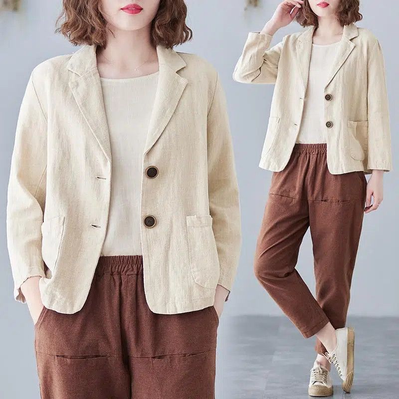 Fashionable women's versatile blazer, an elegant casual jacket perfect for spring/summer style with contrast buttons.