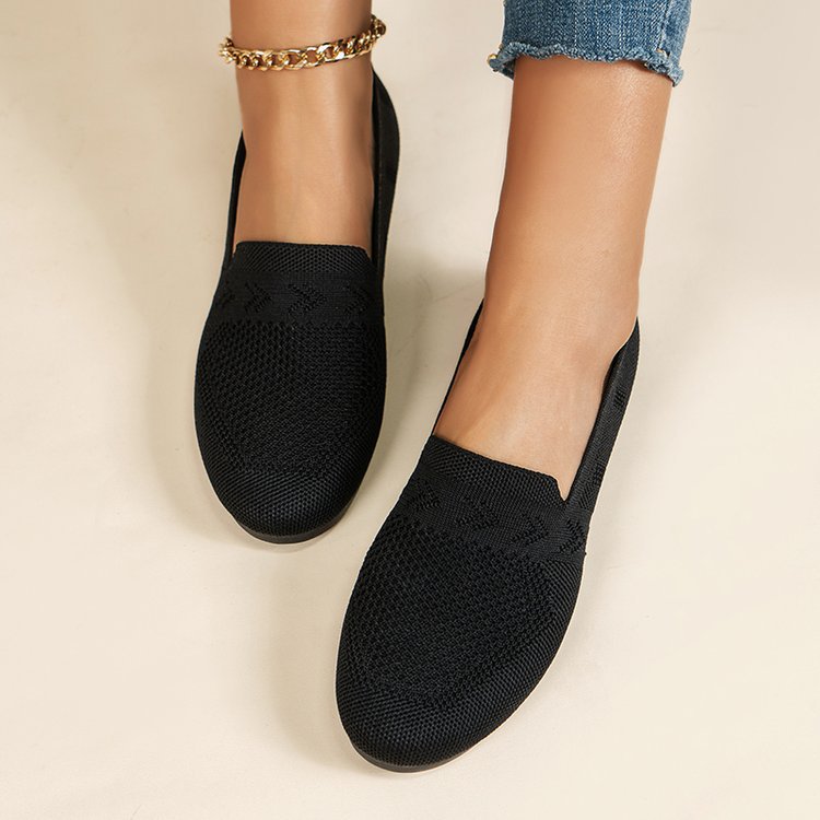 Comfortable women's house shoes with breathable design & non-slip sole for indoor wear.