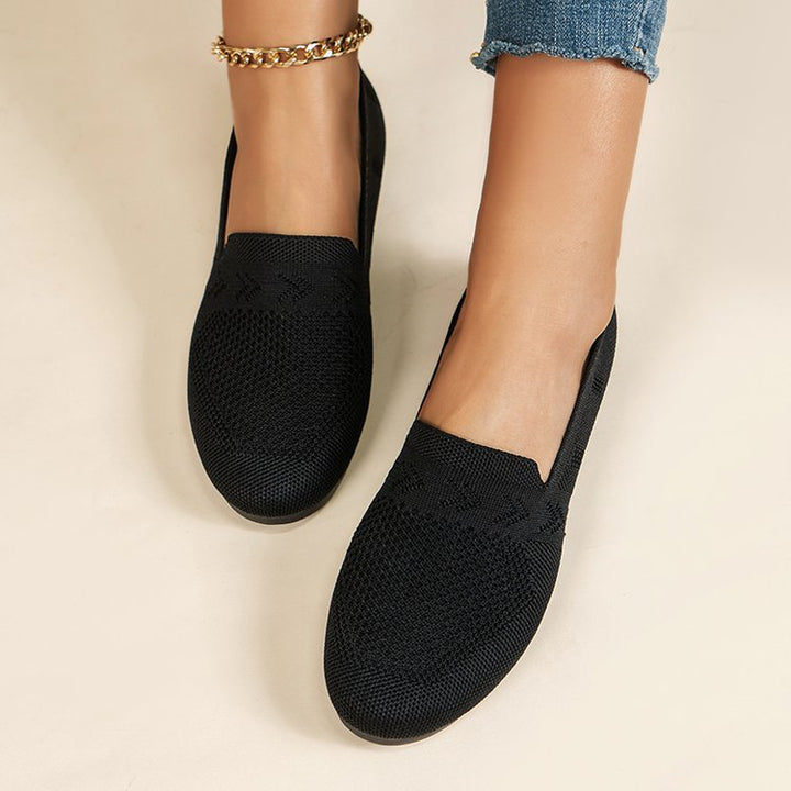 Comfortable women's house shoes with breathable design & non-slip sole for indoor wear.