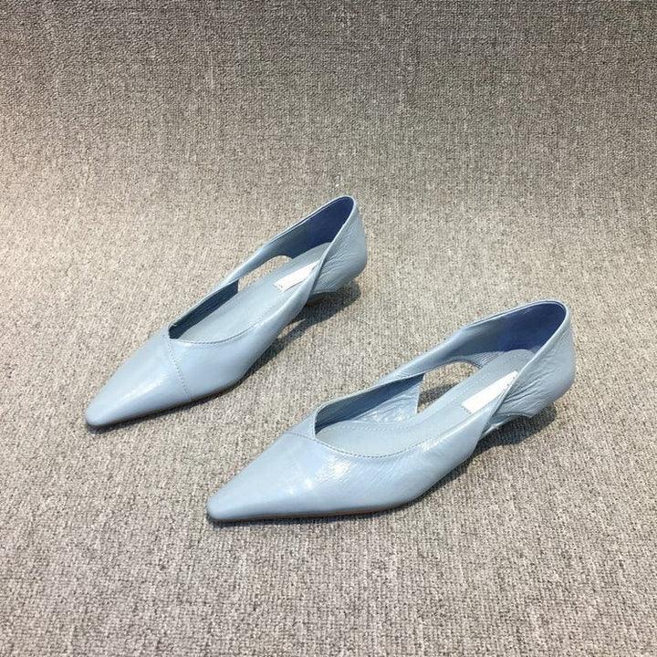 Versatile women's pointed toe ballet flats, ideal for casual outfits or classic dress shoes.