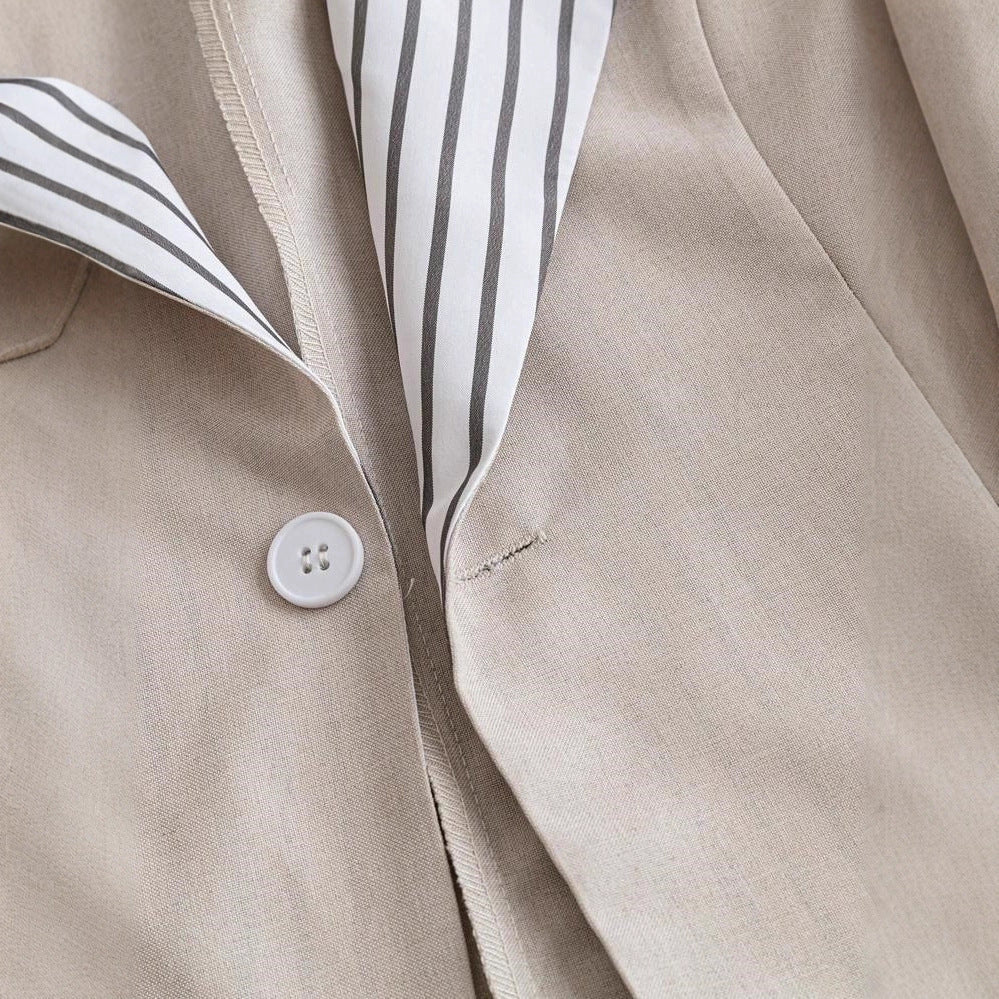 Comfortable women's oversized blazer, featuring a modern relaxed fit & long sleeves for chic style.