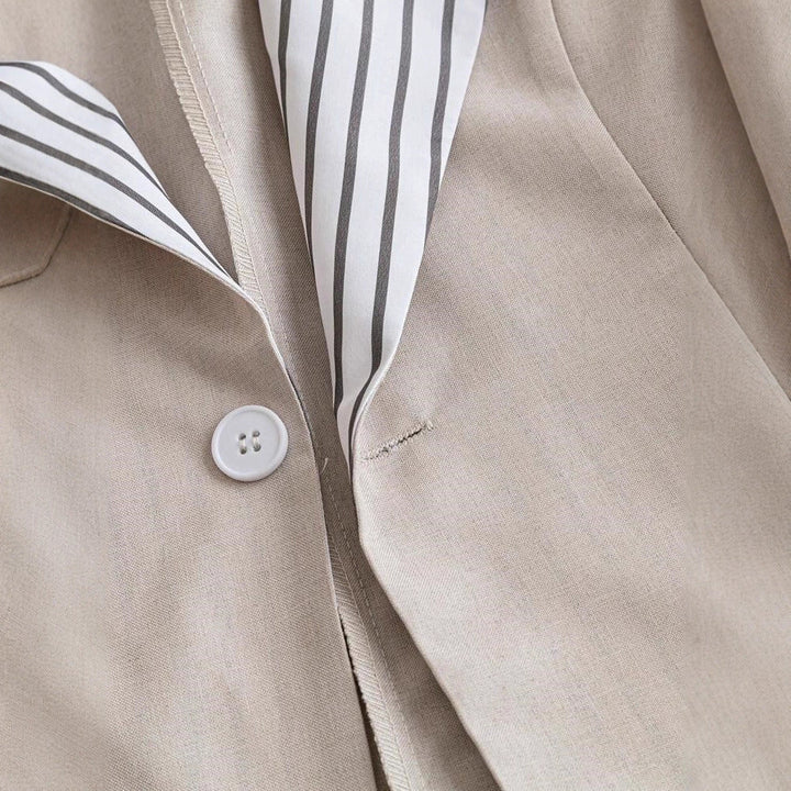 Comfortable women's oversized blazer, featuring a modern relaxed fit & long sleeves for chic style.