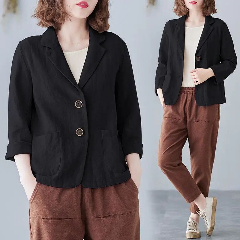 Versatile women's casual blazer, ideal for business casual or elegant everyday fashion, with contrast buttons.