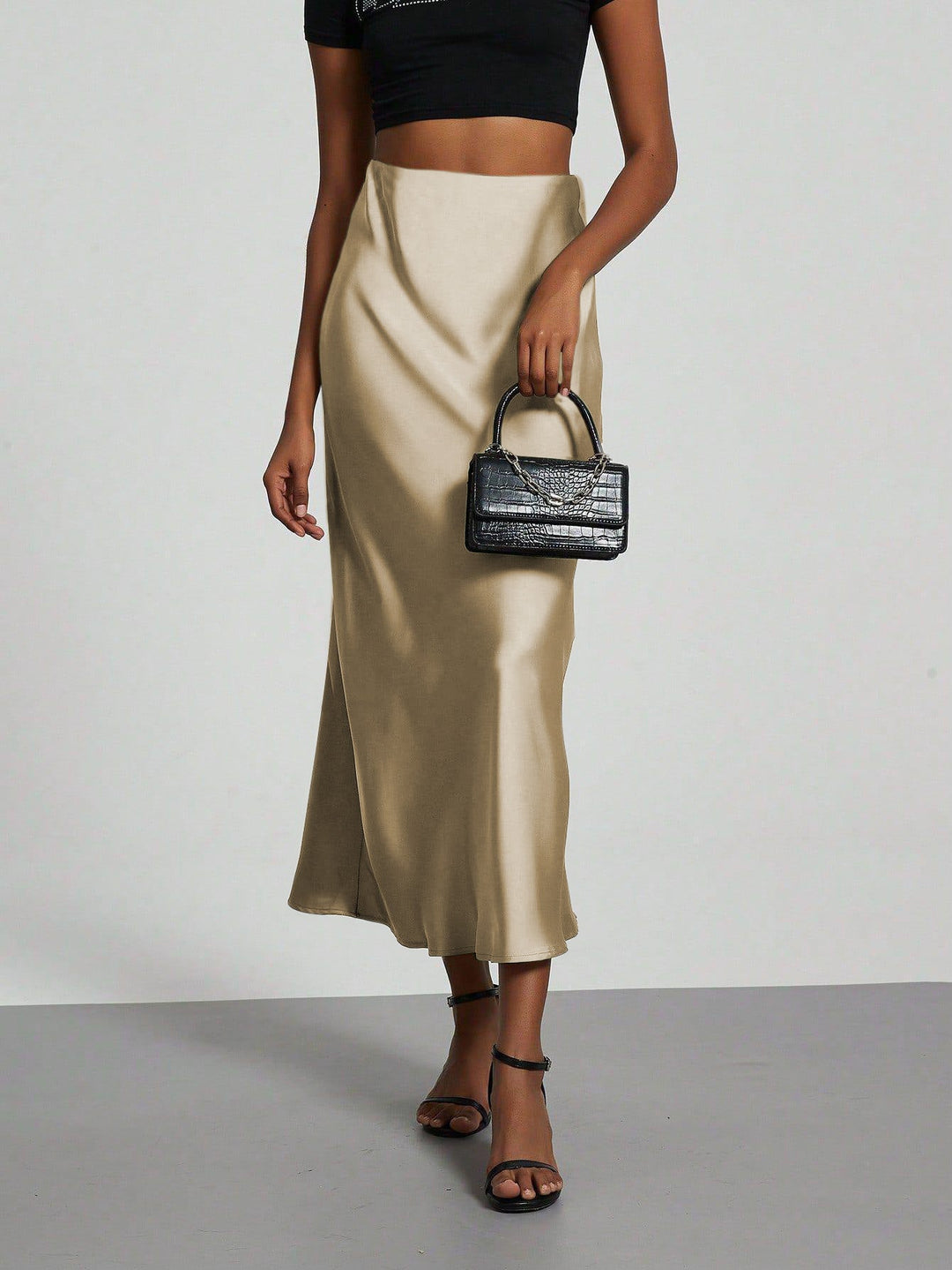 Stylish long flowing skirt, a must-have for women's elegant summer fashion.