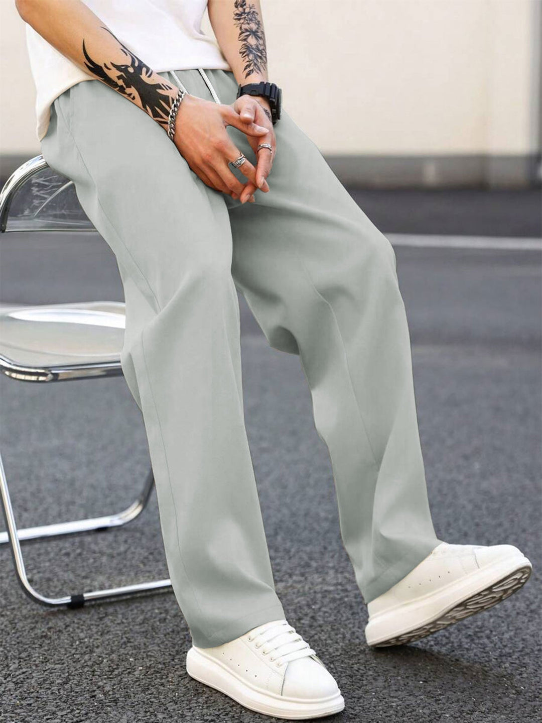 Stylish men's leisure pants, relaxed fit design & elastic waistband. Ideal for casual fashion.