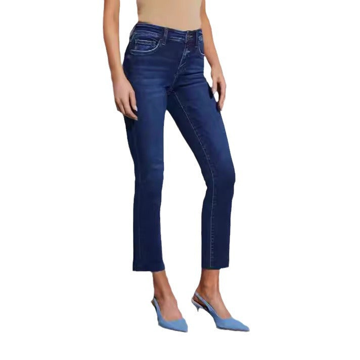 Versatile women's high-waisted cropped jeans, modern fit, great for everyday casual wear.