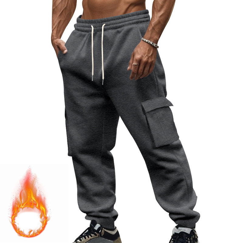 Front view: Men's active cargo jogging pants, showcasing drawstring, pockets & modern fit.
