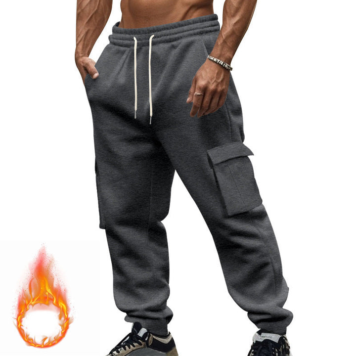 Front view: Men's active cargo jogging pants, showcasing drawstring, pockets & modern fit.
