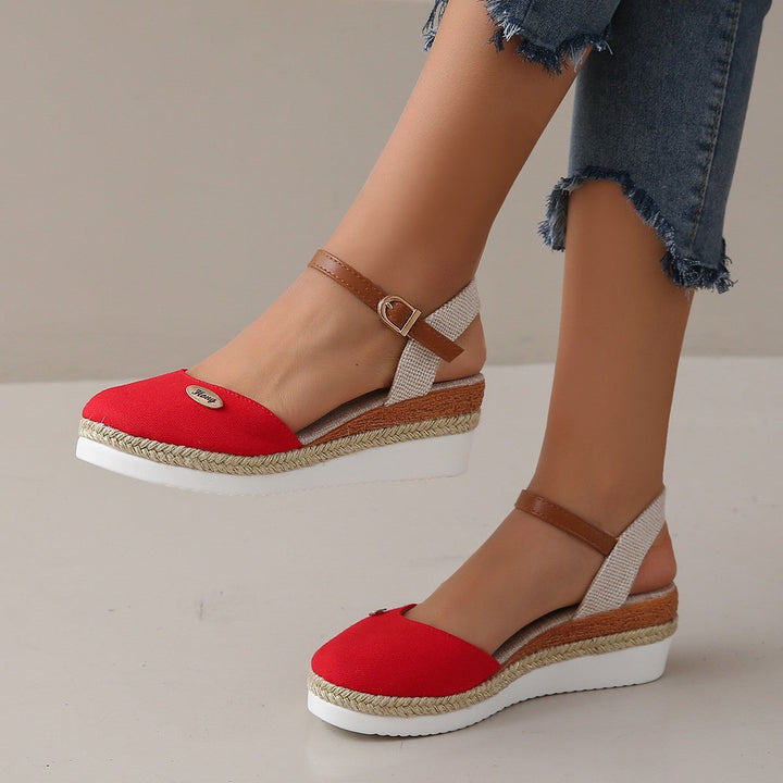 Women's summer fashion sandals: comfortable wedge heel and fashionable woven strap design.