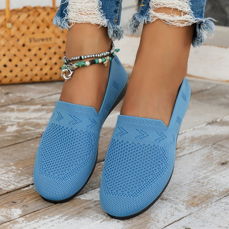 Stylish women's comfortable slippers, breathable design for ultimate everyday indoor comfort.
