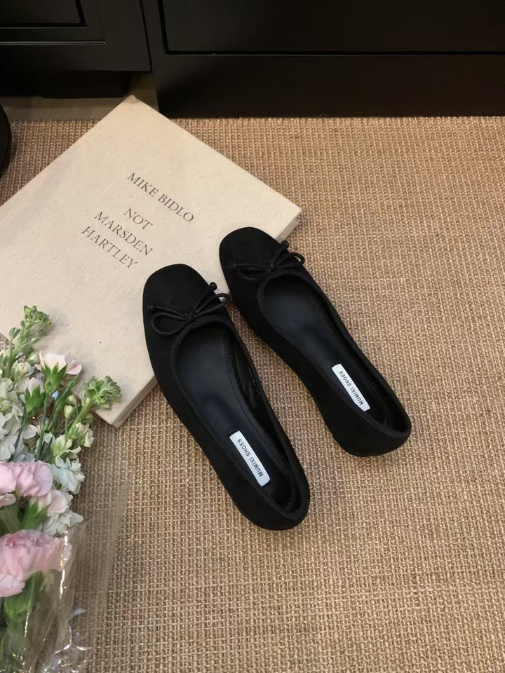 Chic slip-on ballerinas for women, comfortable flat shoes enhanced with a delicate bow.