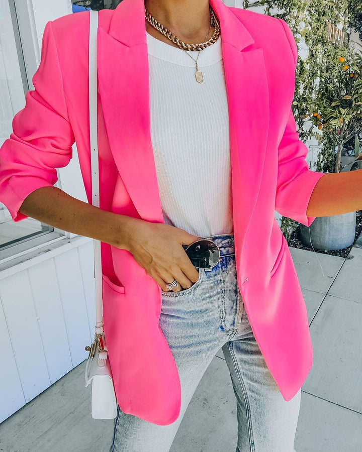 Chic women's oversized structured blazer, a versatile modern jacket with functional pockets for any stylish look.