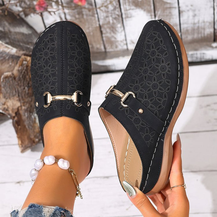 Easy slip-on women's floral clogs, comfortable everyday footwear for spring, summer, and casual trips.