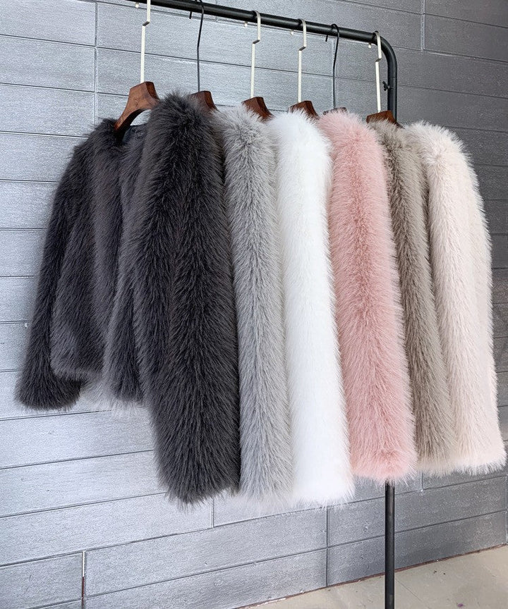 Elegant women's short coat for winter, luxurious and warm. Stylish ladies' outerwear, perfect for chic looks.