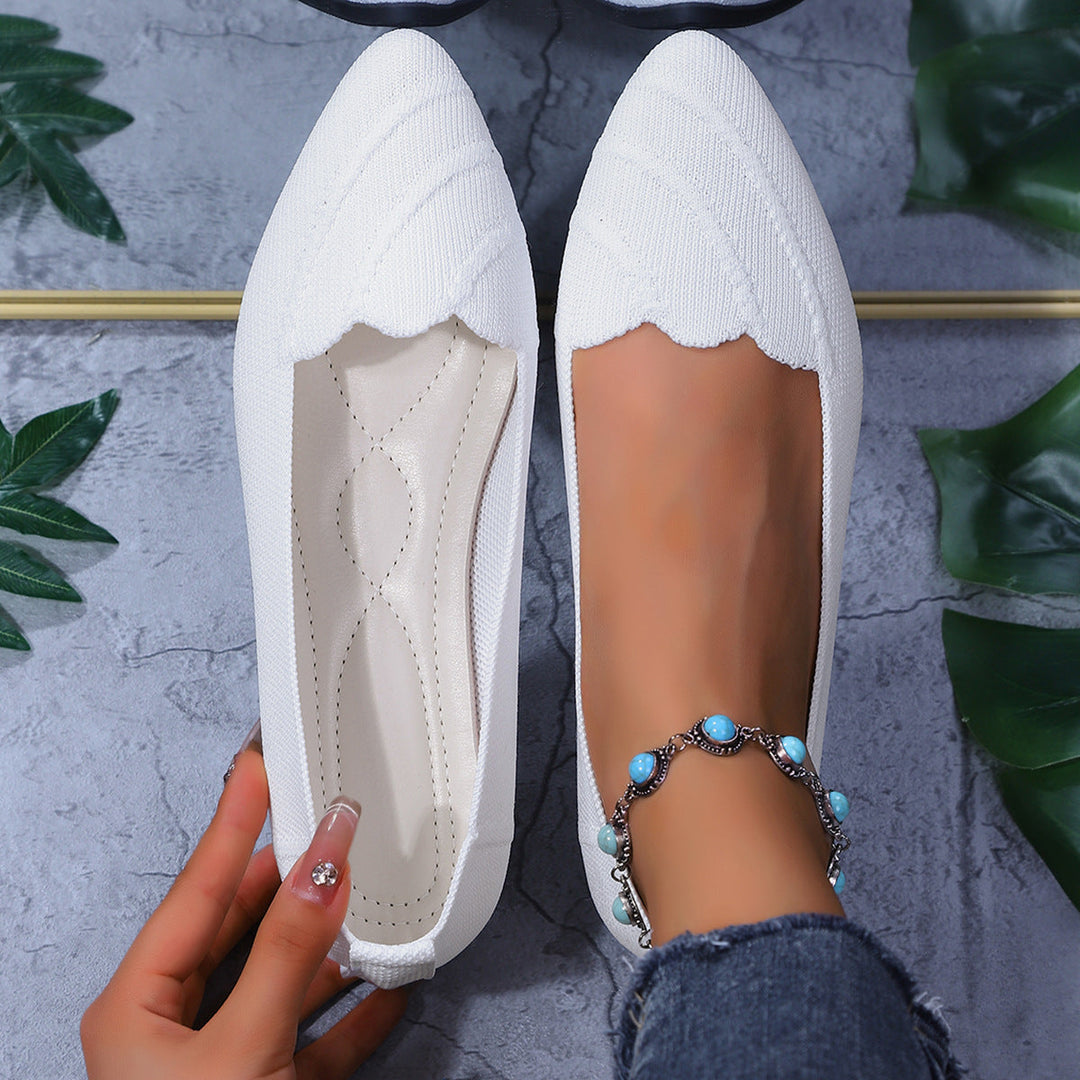 Women's structured ballet flats in a classic style, ensuring all-day comfort. Chic and versatile everyday footwear.