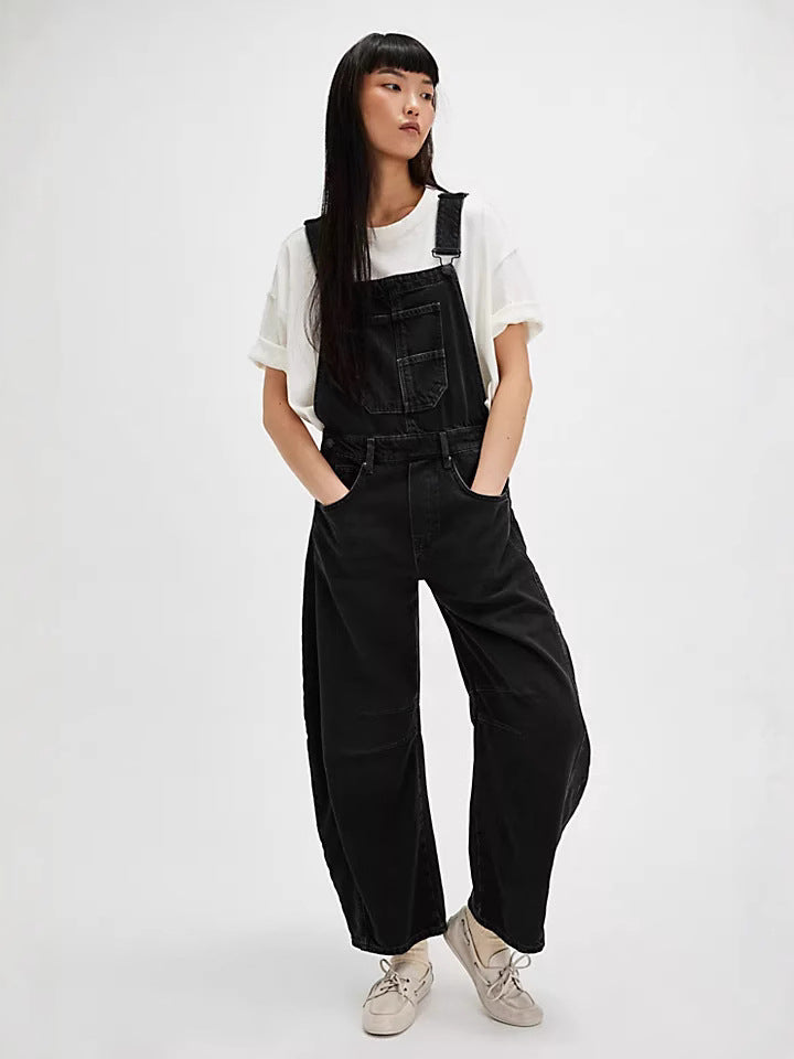 Stylish women's oversized overalls with large utility pockets. Versatile streetwear fashion, comfy & practical.