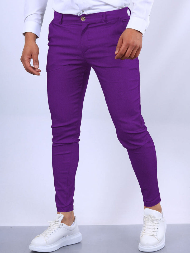 Stylish back pocket detail on men's casual slim-fit stretch chinos, adding functionality & fashion.