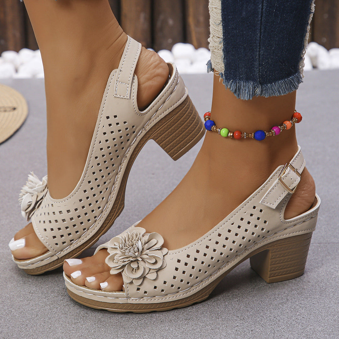 Women's summer sandals with exquisite floral detail, providing comfort, versatile style, and a breathable fit.