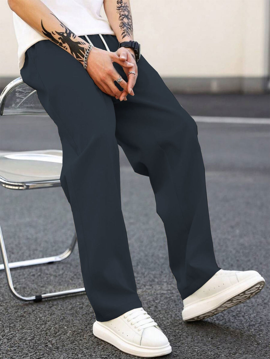 Men's pull-on relaxed fit pants. Elastic waist for easy comfort. Great for leisure and casual fashion.