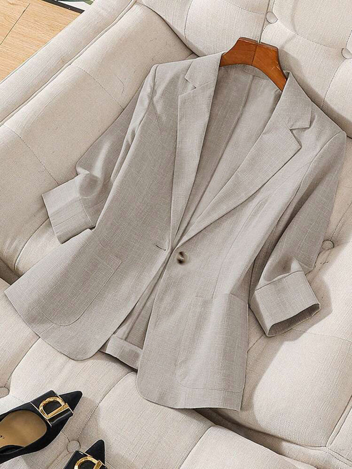 Sophisticated women's oversized blazer, perfect for modern business casual or elegant everyday style.