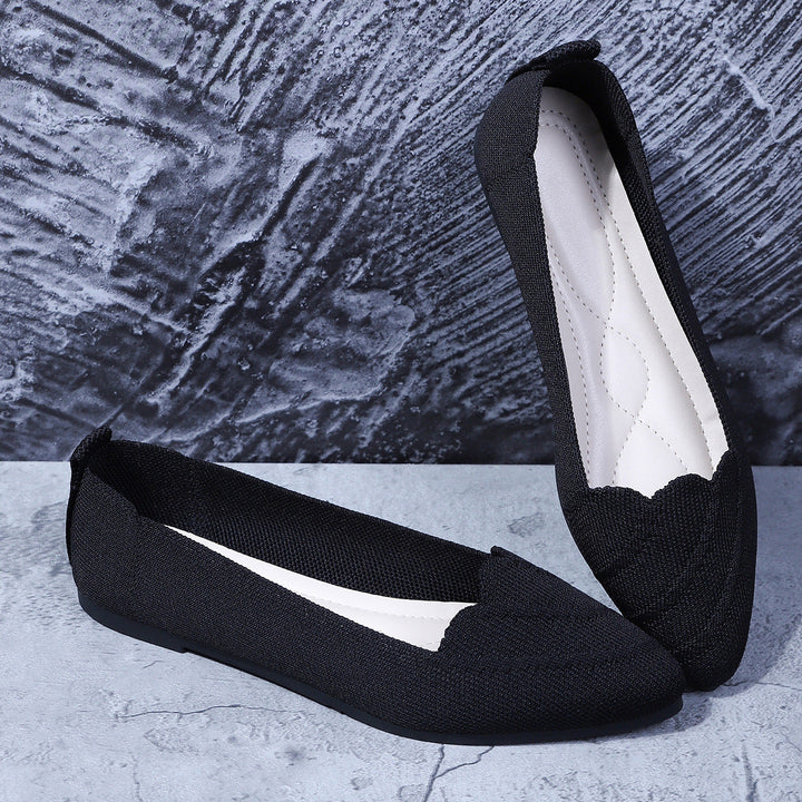 Chic women's structured ballet flats, perfect for everyday wear. Comfortable slip-on shoes with elegant design.