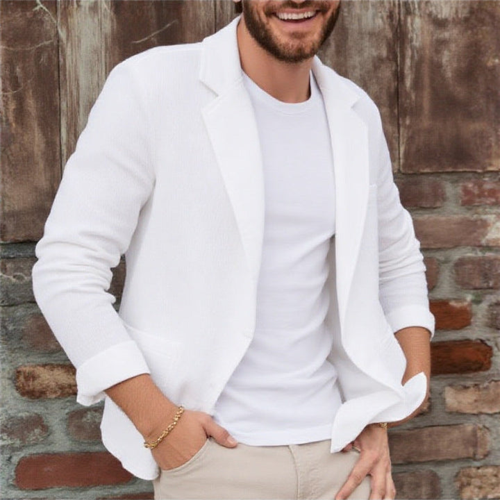 Versatile men's blazer, perfect for a relaxed yet polished look, suitable for work or weekend wear.