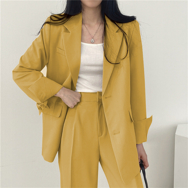 Women's two-piece professional set, featuring a sophisticated blazer and tailored trousers.