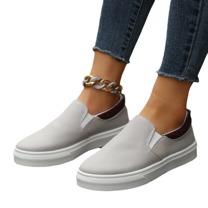 Comfortable women's slip-on leisure shoes in a neutral color, ideal for everyday casual style.
