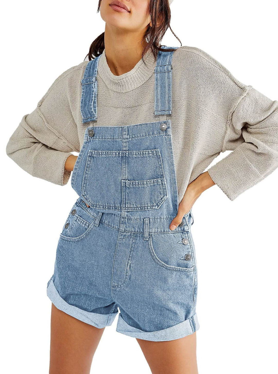 Chic women's overall shorts in a light wash, featuring adjustable straps and useful pockets for summer.