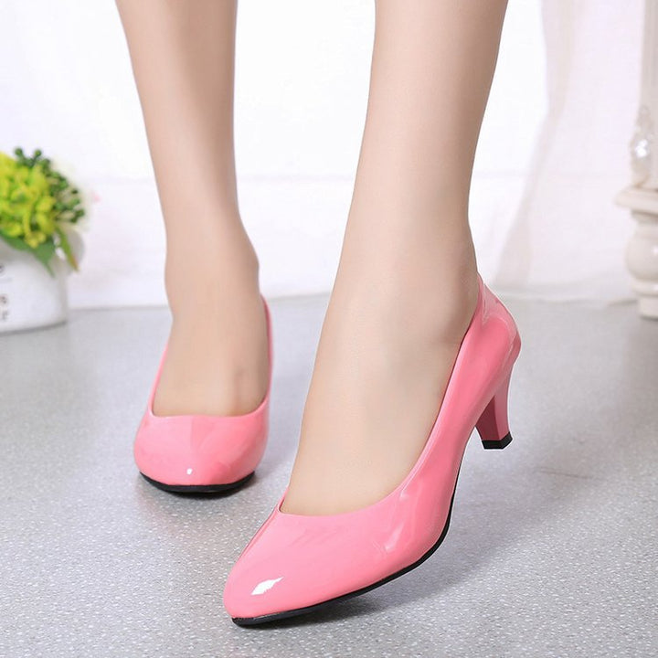 Classic pointed-toe high heels for women, ideal as wedding shoes, evening wear, or professional office pumps.