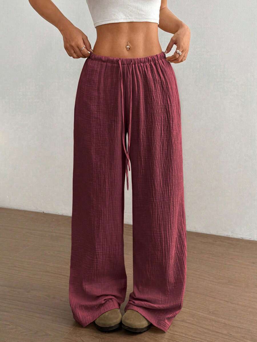 Comfortable women's wide leg flowy trousers with a relaxed fit. Ideal for casual summer fashion and everyday style.