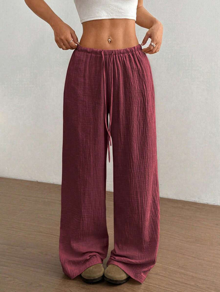 Comfortable women's wide leg flowy trousers with a relaxed fit. Ideal for casual summer fashion and everyday style.