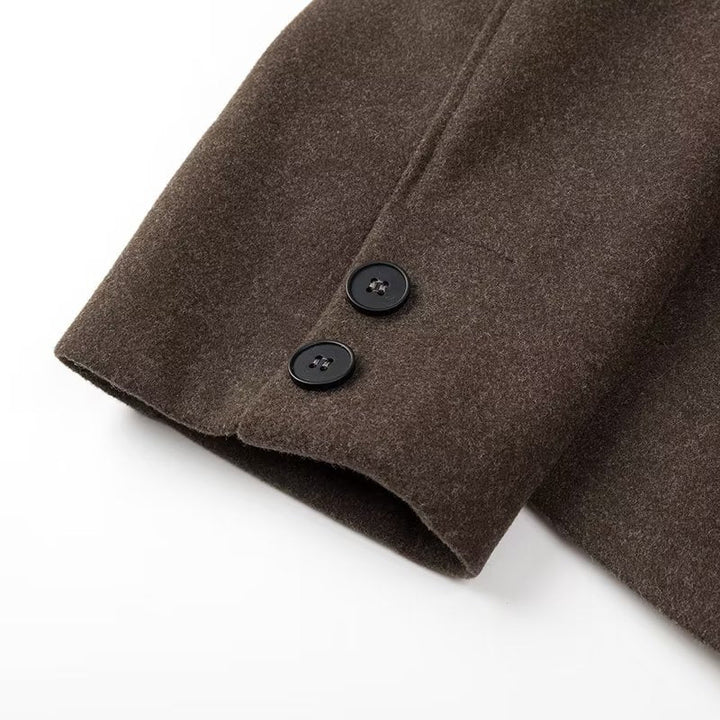 Versatile women's cropped jacket, ideal for transitional outerwear. Chic button-front & long sleeves.