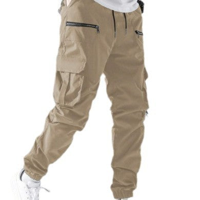 Casual men's cargo pants in urban style, offering comfort and practical pockets for daily wear.