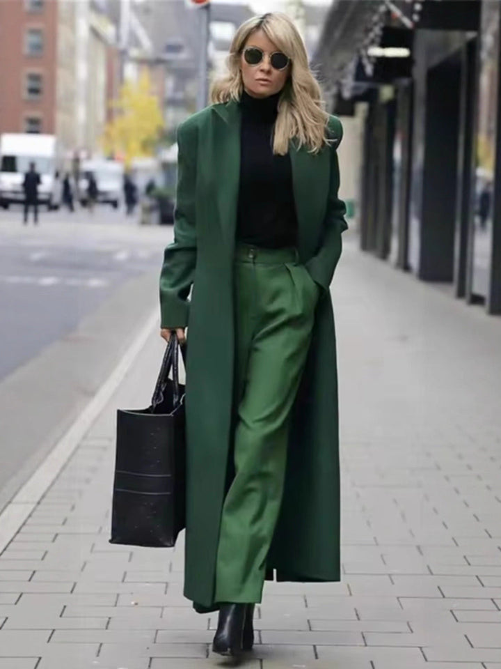 Chic double-breasted women's coat with deep front pockets, an elegant piece for fall and winter.