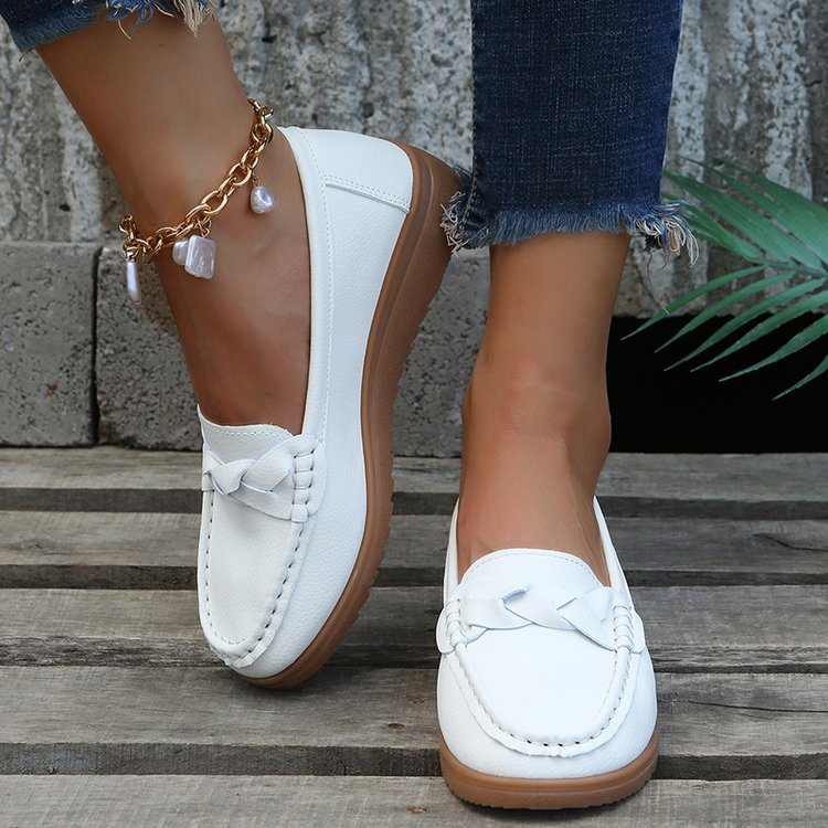 Comfortable women's moccasins with decorative bow, ideal casual footwear with a non-slip grip.