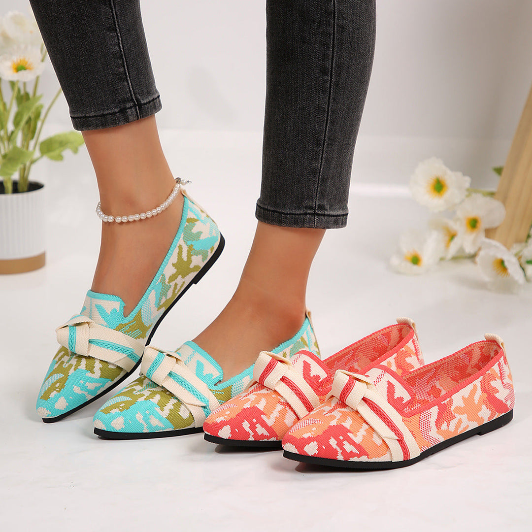 Chic women's pointed-toe ballet flats with elegant bow, perfect for adding a stylish touch to any outfit.
