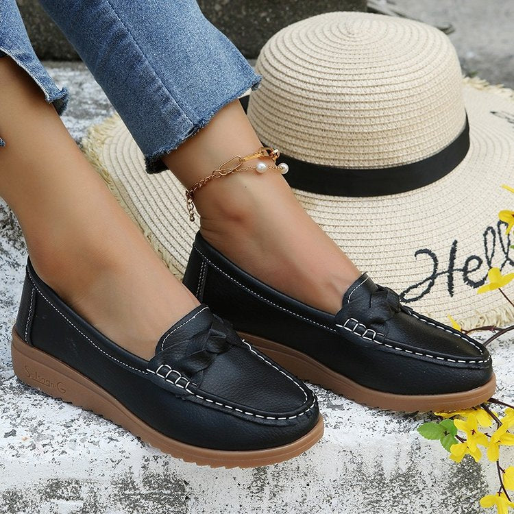 Elegant women's slip-on loafers featuring a chic bow detail and a comfortable, durable non-slip sole.