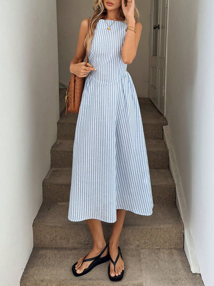 Versatile women's striped midi dress, elegant and fitted. Ideal for casual summer fashion.