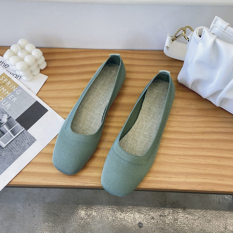 Stylish women's slip-on ballet flats, offering breathable comfort and versatile elegance.