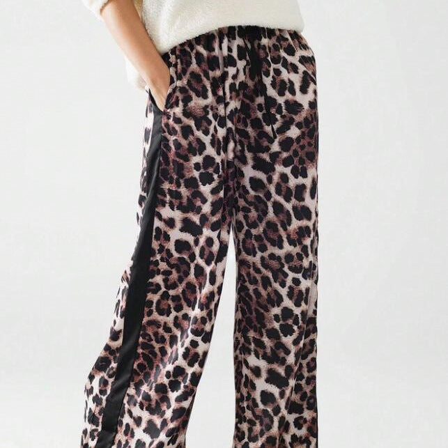 Statement women's bottoms: chic wide-leg leopard print pants with a modern side stripe for a trendy, loose fit.