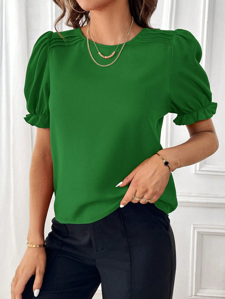 Comfortable round neck short sleeve top for women, perfect for spring and summer fashion.